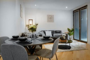 Luxury 2Bd 2BR Free Parking 2 min walk to station